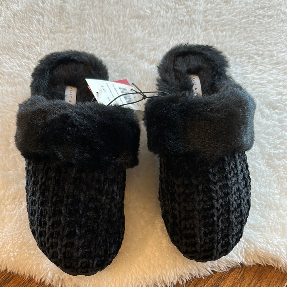 Nwt. Kelly and Katie slippers